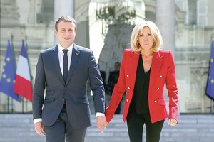 Prancūzijos pirmoji ponia gramzdina politikos didvyrį