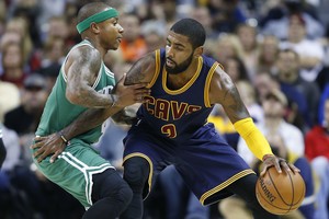 NBA sudrebino didžiuliai mainai: Kyrie Irvingas keliasi į Bostoną