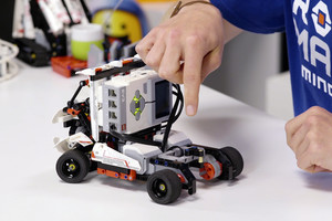 Mokytis programuoti padės „LEGO“