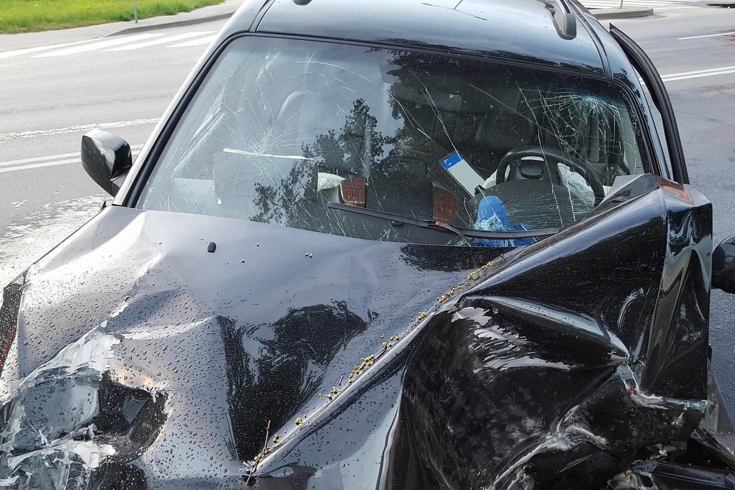 Girtutėlio vairuotojo kelionė baigėsi ligoninėje: Šiaulių gatvėse buvo itin pavojinga.<br> Šiaulių apskrities VPK nuotr.