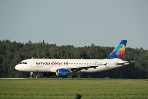 Retas nutikimas: kylant „Small Planet Airlines“ orlaiviui sprogo padanga