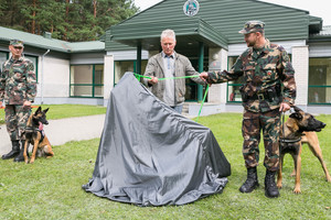 A. Komskio nušautą Ramzį prisimenant atidengtas paminklas žuvusiems šunims