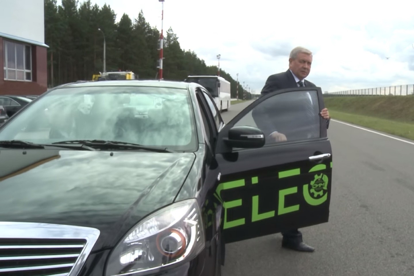 V.Semaška baltarusišką elektromobilį drąsiai lygino su "Audi A8".