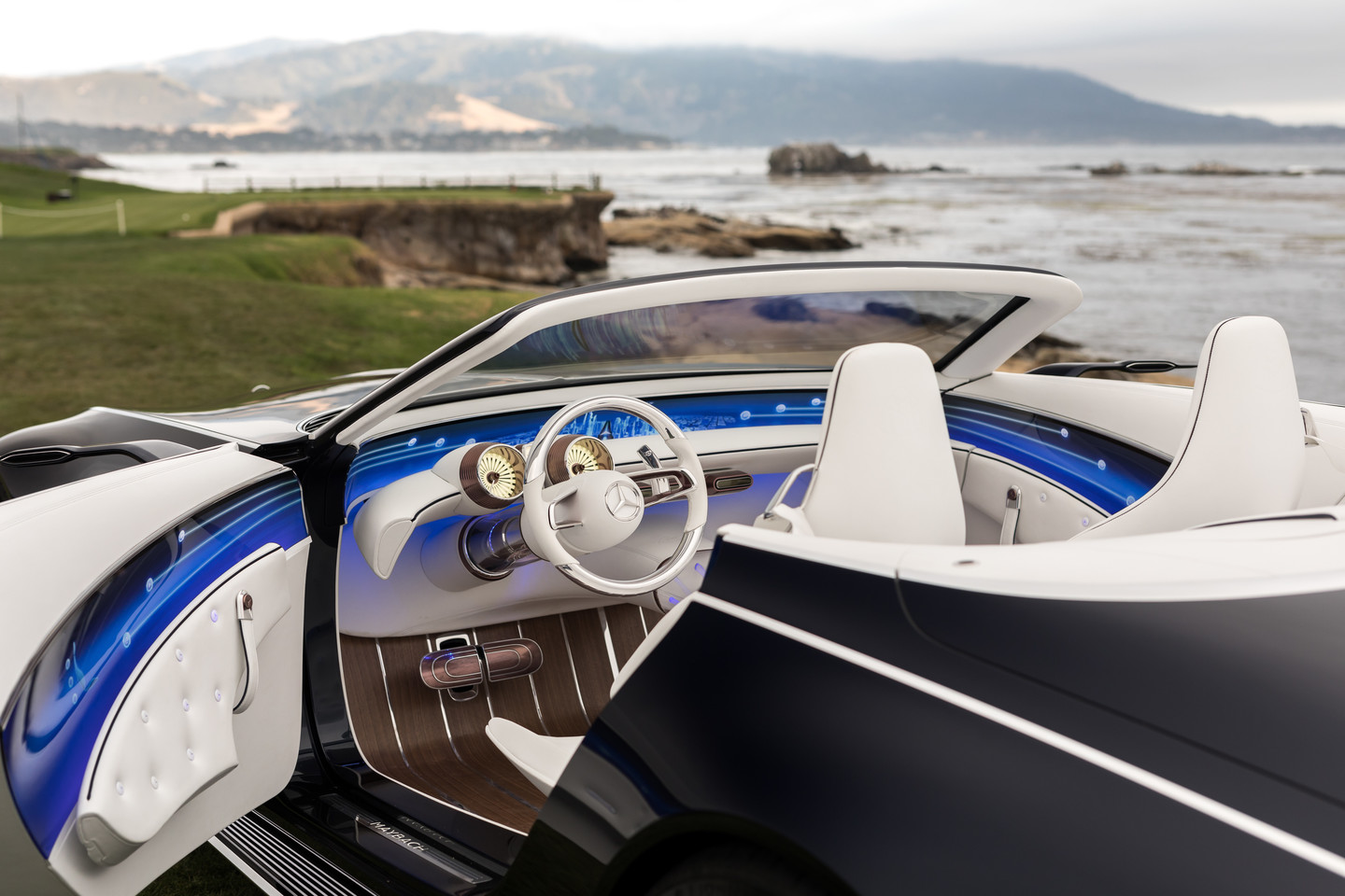 Gigantiškas „Mercedes-Maybach 6“ kabrioletas stebina prabanga ir netikėtais dizaino sprendimais. <br>Gamintojo nuotr.
