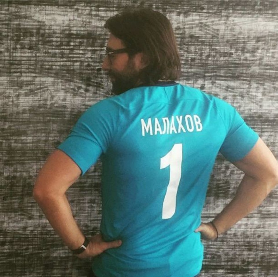  Paskyroje socialiniame tinkle A.Malachovas pasidalijo nuotrauka, kurioje jis pakeitęs įvaizdį – užsiauginęs barzdą. Vyras vilki daugkartinio Rusijos futbolo čempiono Sankt Peterburgo „Zenit“ marškinėlius Nr.1.