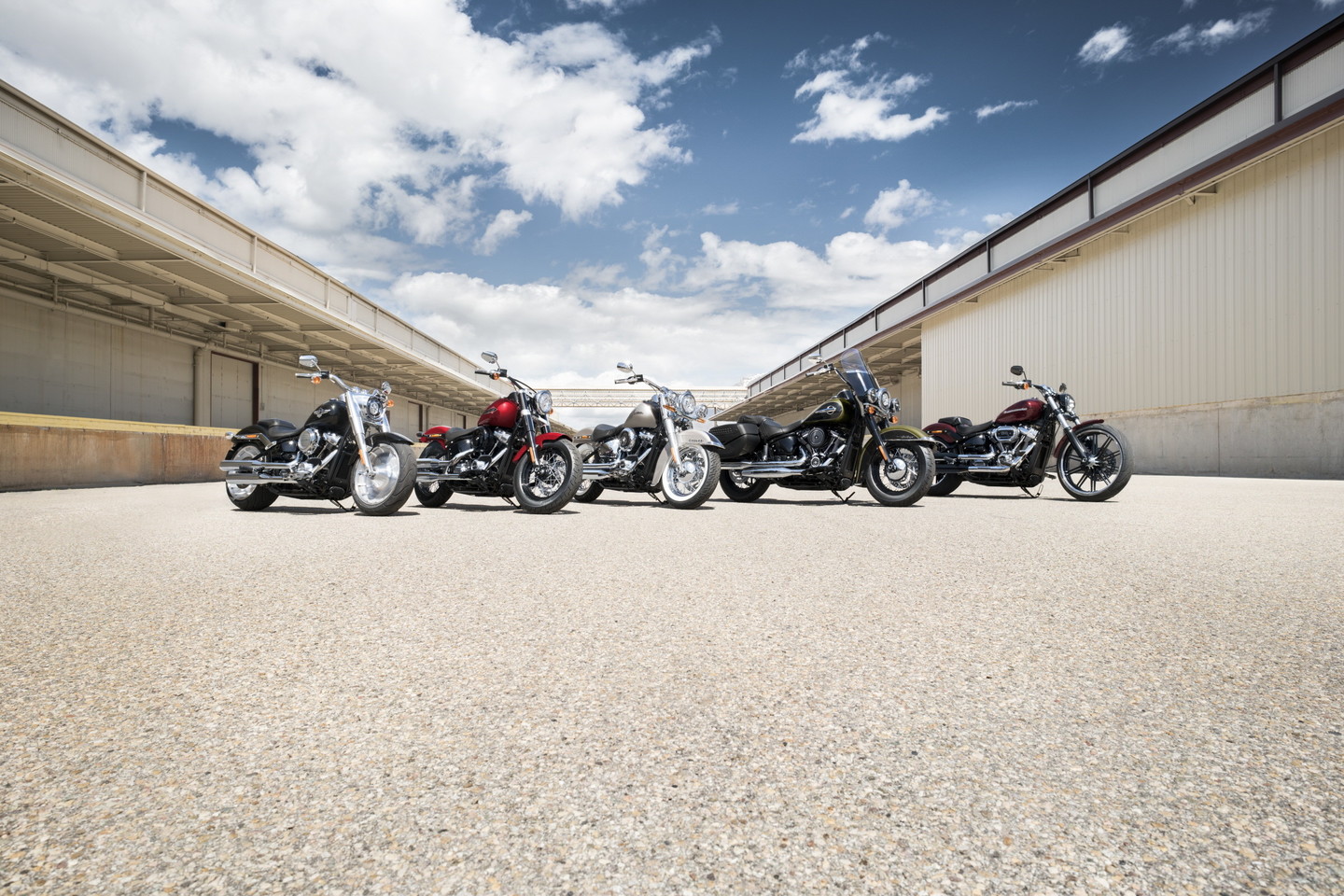 „Harley-Davidson“ skelbia, kad dėl naujo rėmo „Softail“ modeliai bus sportiškesni ir patogesni vairuotojui. <br>Gamintojo nuotr.