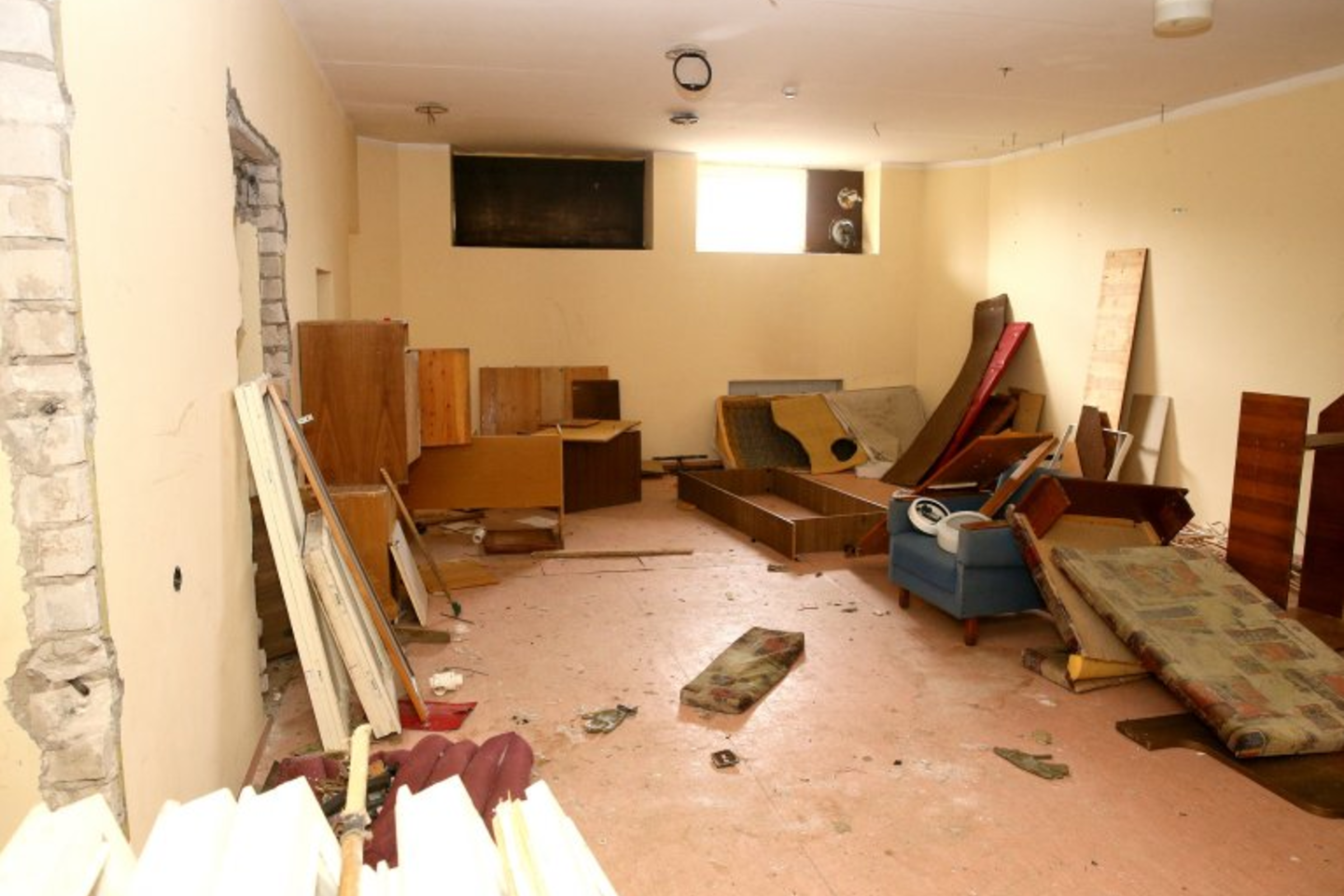 Apleistame didžiuliame pastate buvo gydomi sergantieji tuberkulioze.<br> A.Švelnos