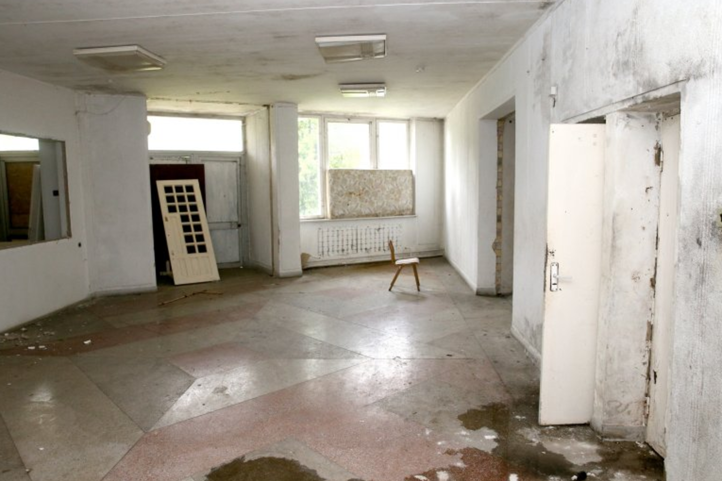 Apleistame didžiuliame pastate buvo gydomi sergantieji tuberkulioze.<br> A.Švelnos