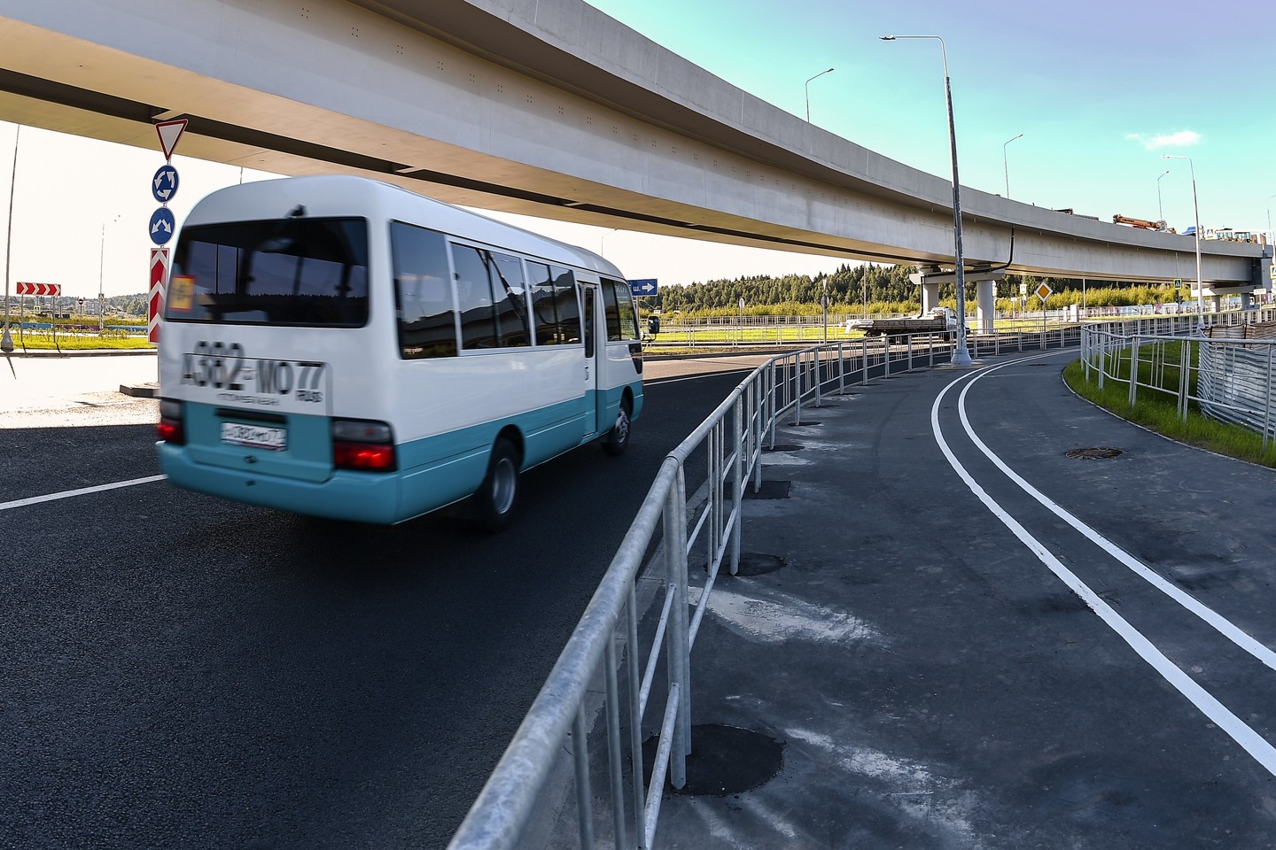 Autobusas nuvažiavo nuo tilto.