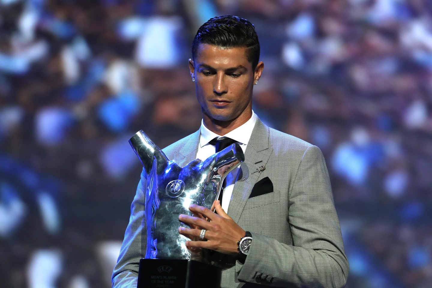 C.Ronaldo atsiėmė geriausio UEFA Čempionų lygos žaidėjo apdovanojimą.<br>AFP/Scanpix