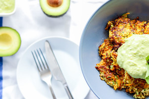 Daržovių blyneliai su avokadų padažu pasotins ilgam