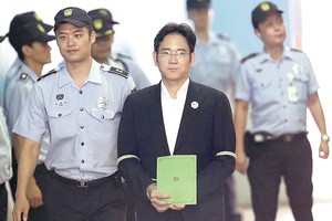 „Samsung“ verslo imperijos paveldėtojas sulaukė griežto teismo verdikto