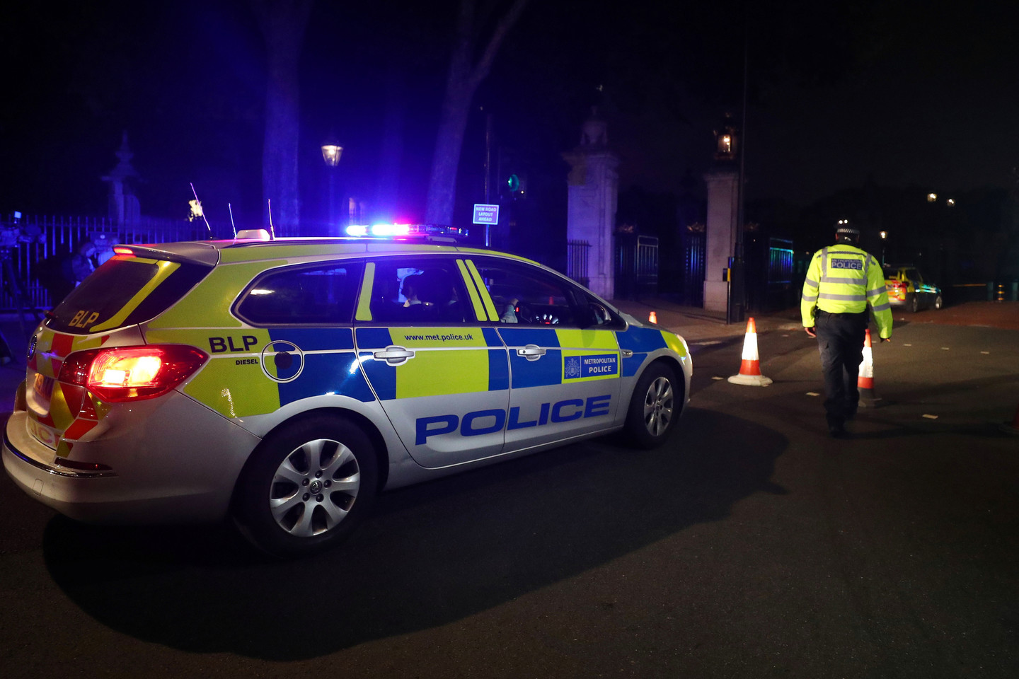 Londone vienas vyras penktadienio vakarą sužeidė du policininkus per incidentą prie Bakingamo rūmų, karalienės Elizabeth II rezidencijos, pranešė Didžiosios Britanijos policija.