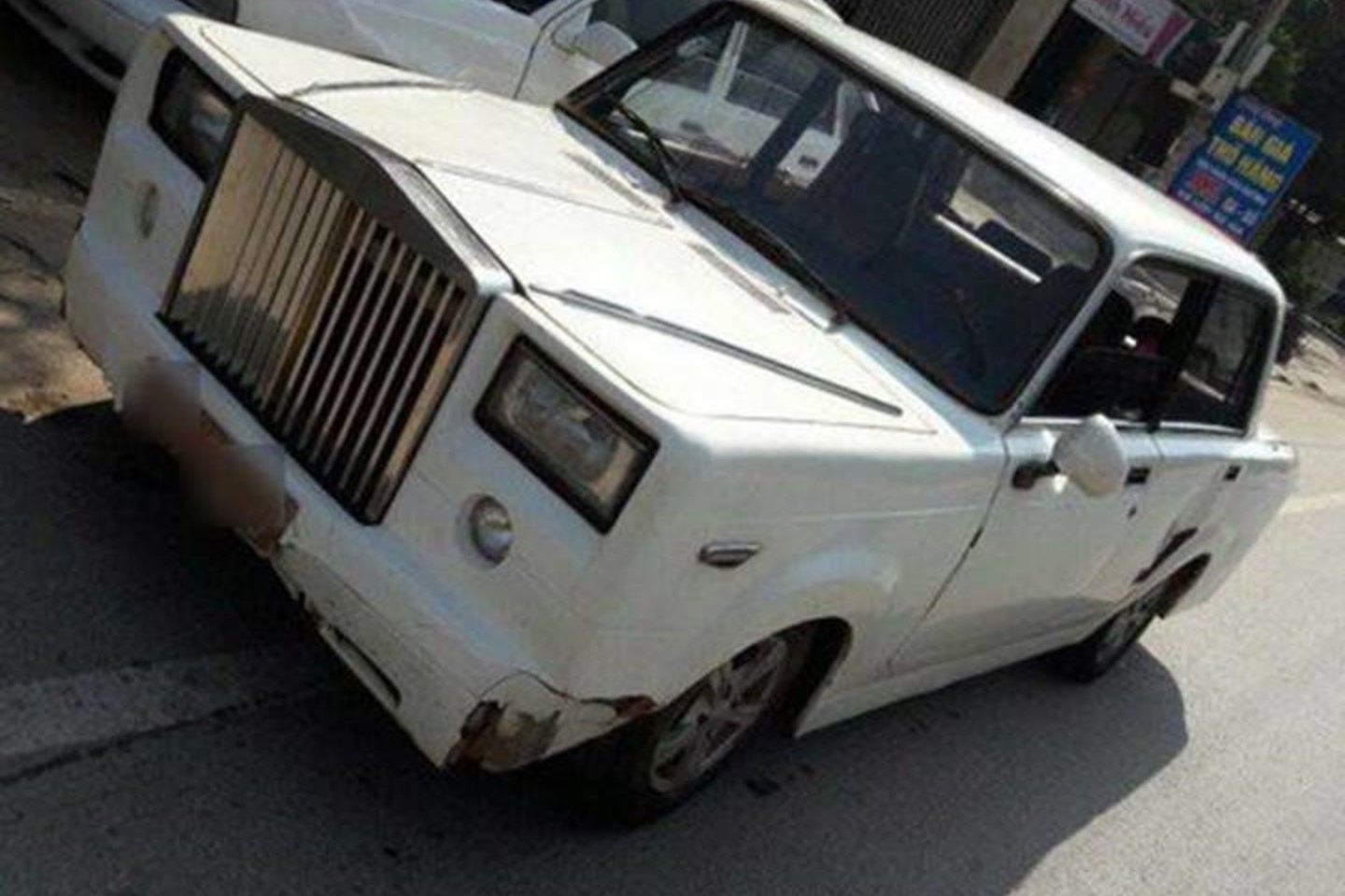 Baltas „Lada“ sedanas tapo prasta „Rolls-Royce Phantom“ kopija.<br>How Not to Design a Car/Facebook.com nuotr.