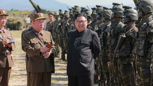 Šiaurės Korėja nerimsta: paleido raketas per pietų Korėjos ir JAV pratybas
