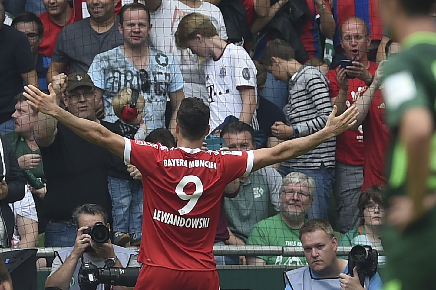 R.Lewandowskis įmušė abu įvarčius.