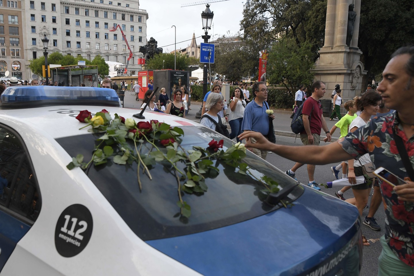  Barselonos gyventojai pareiškė, kad teroristų nebijo.<br> AFP/„Scanpix“ nuotr.