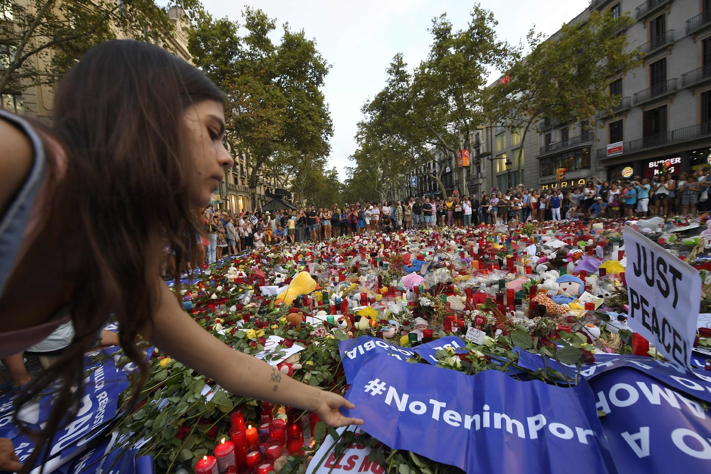  Barselonos gyventojai pareiškė, kad teroristų nebijo.<br> AFP/„Scanpix“ nuotr.