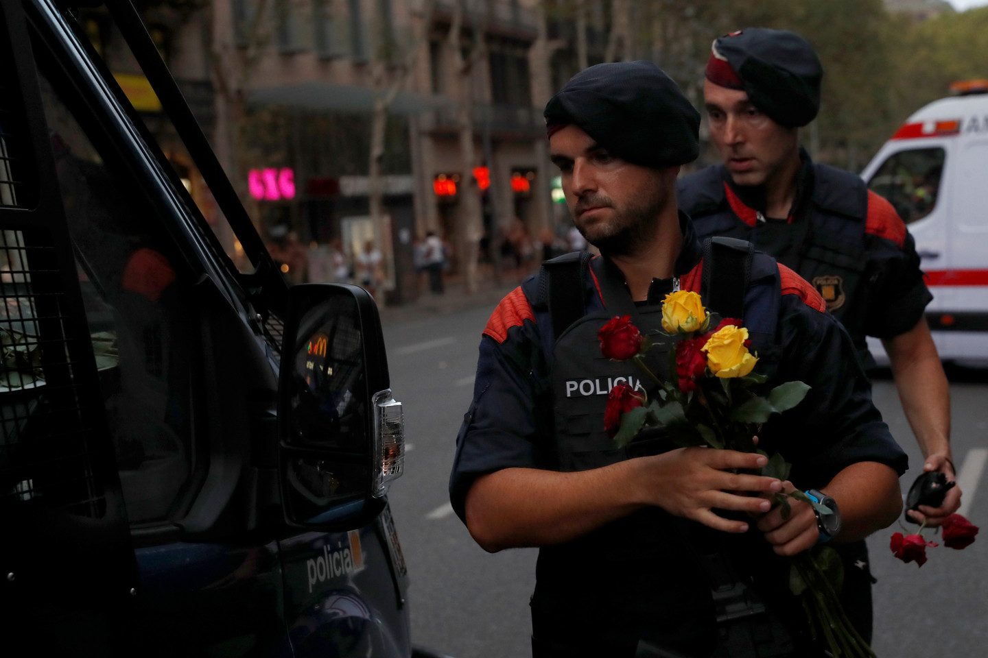  Barselonos gyventojai pareiškė, kad teroristų nebijo.<br> „Reuters“/„Scanpix“ nuotr.