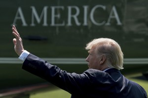 Donaldas Trumpas vėl pareiškė, kad už sieną pasienyje sumokės Meksika