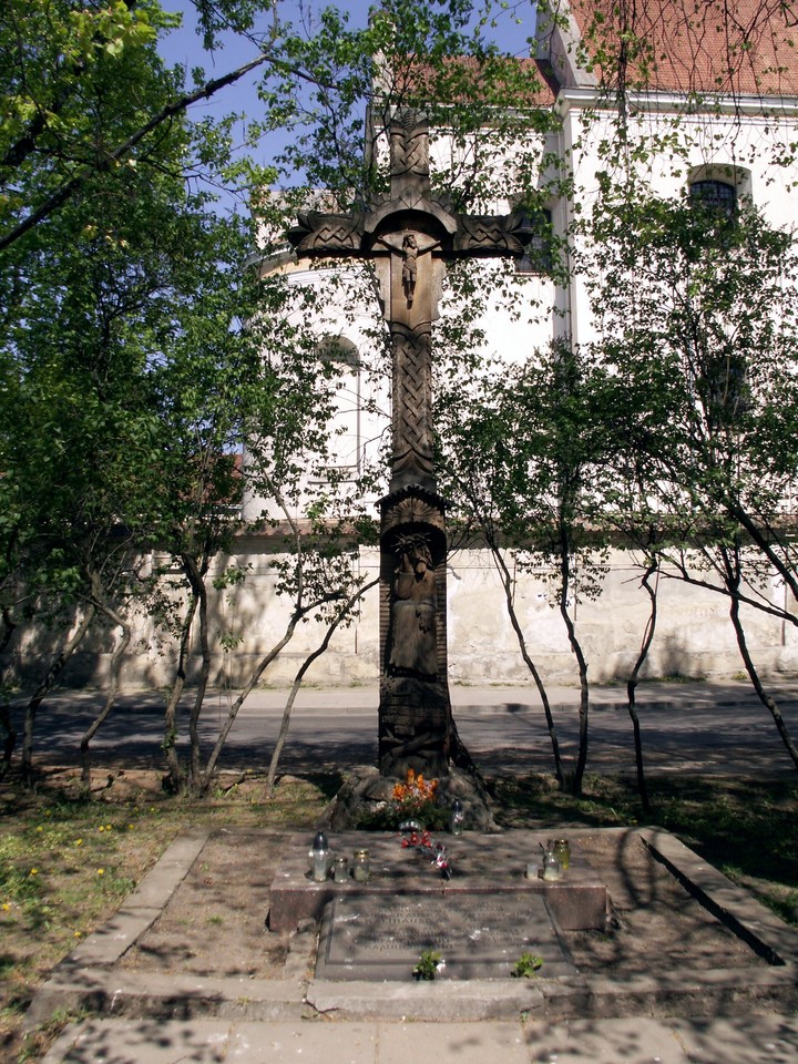  Kryžius ir paminklinė lenta sukilėlių egzekucijos vietoje Lukiškių aikštėje.<br> Wikipedia nuotr.