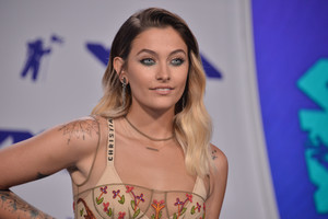 Paris Jackson užaugo – MTV apdovanojimuose demonstravo plaukuotas pažastis