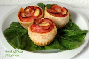 Užkandis vos per 15 minučių – rožytės su sūriu ir kumpiu