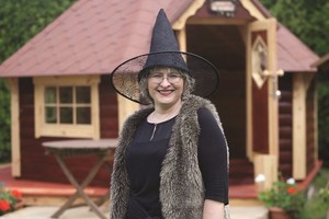 Anapusiniu pasauliu besidominti kirpėja kaime garsėja kaip ragana