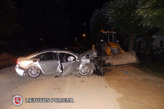 Kazlų Rūdoje girto vairuotojo „Audi“ rėžėsi į ekskavatorių: sužaloti 3 žmonės