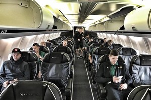 Lietuvos rinktinės kelionę sustabdė lėktuvo gedimas – skrydis planuojamas tik antradienio popietę