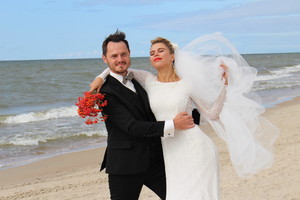 Laidų vedėjas Richardas Jonaitis ir aktorė Jovita Balčiūnaitė romantiškai susituokė pajūryje