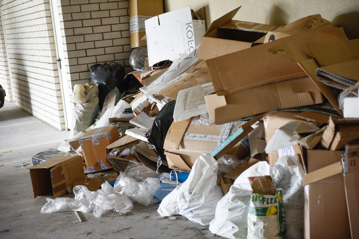 Šiukšlės garaže: tokios atliekos, jei tik būtų tinkamai surūšiuotoms, į sąvartyną nepatektų – popierius yra perdirbamas.  <br>D.Umbraso nuotr. 