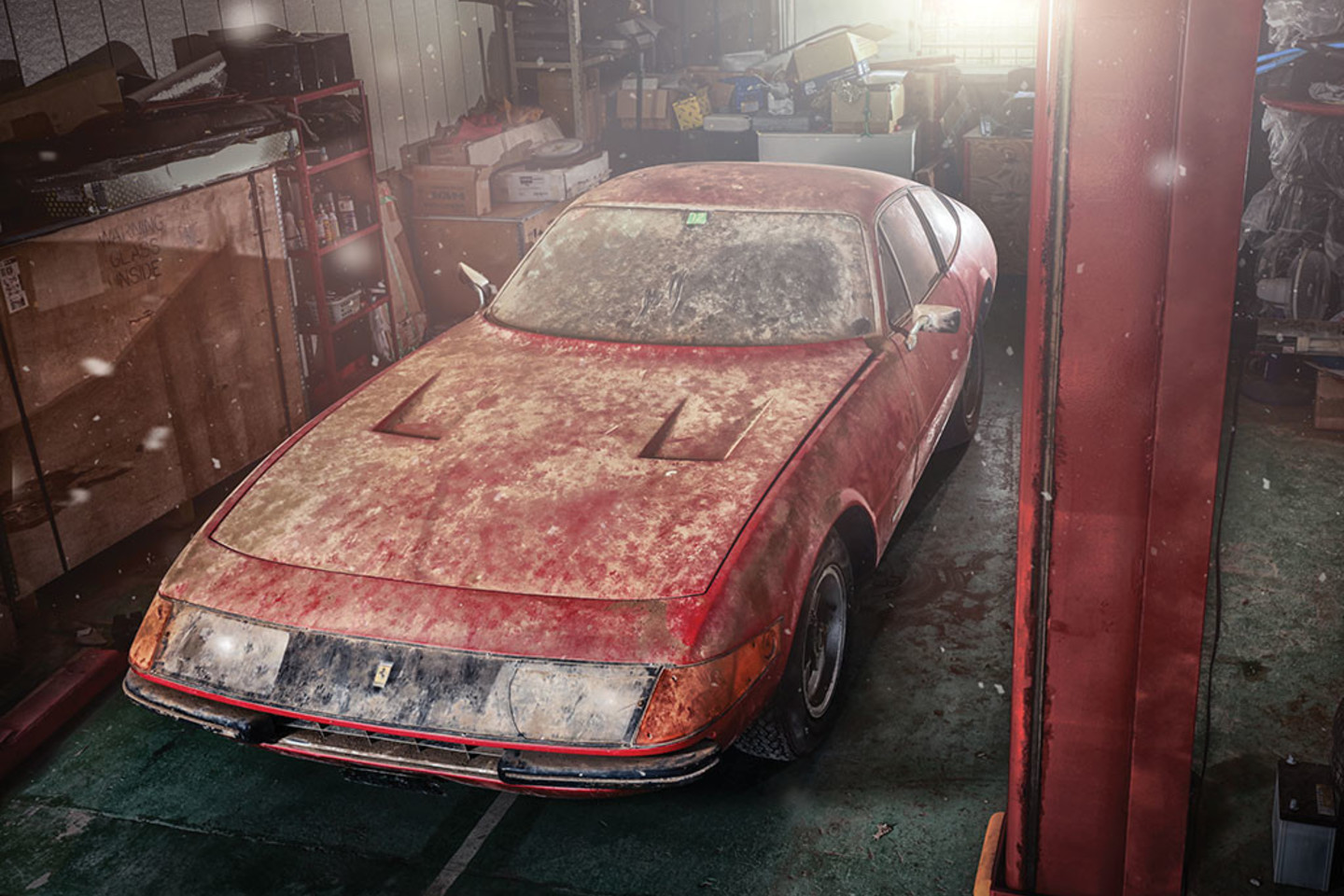 Itin retą aliuminio lydinių kėbulą turintis „Ferrari 365 GTB/4 Daytona“ daugiau nei 30 metų stovėjo apleistas.<br>RM Sotheby's aukciono nuotr.