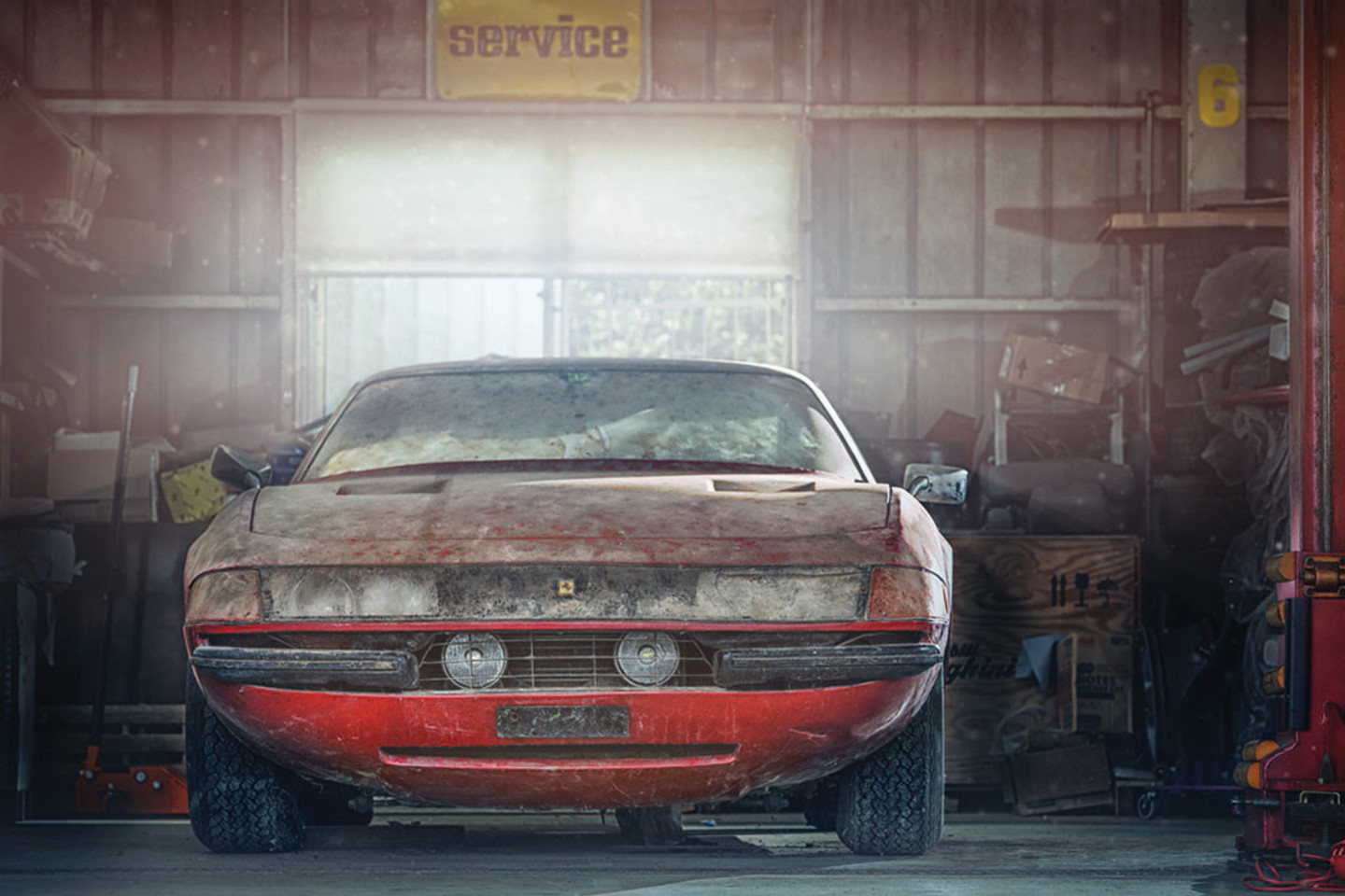 Itin retą aliuminio lydinių kėbulą turintis „Ferrari 365 GTB/4 Daytona“ daugiau nei 30 metų stovėjo apleistas. <br>RM Sotheby's aukciono nuotr.