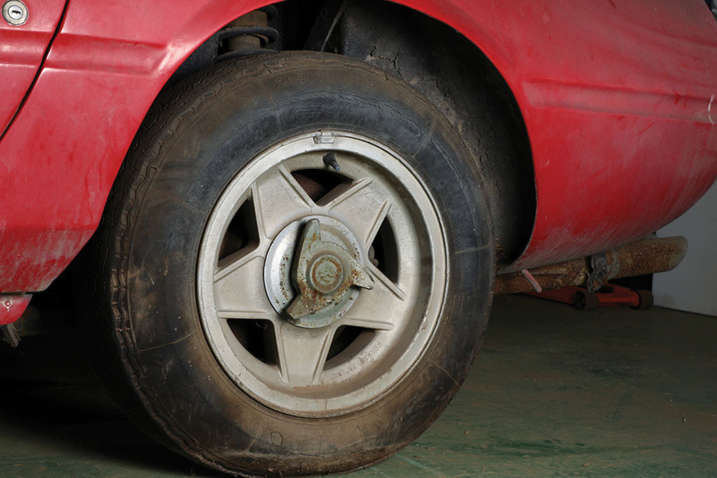 Itin retą aliuminio lydinių kėbulą turintis „Ferrari 365 GTB/4 Daytona“ daugiau nei 30 metų stovėjo apleistas. <br>RM Sotheby's aukciono nuotr.