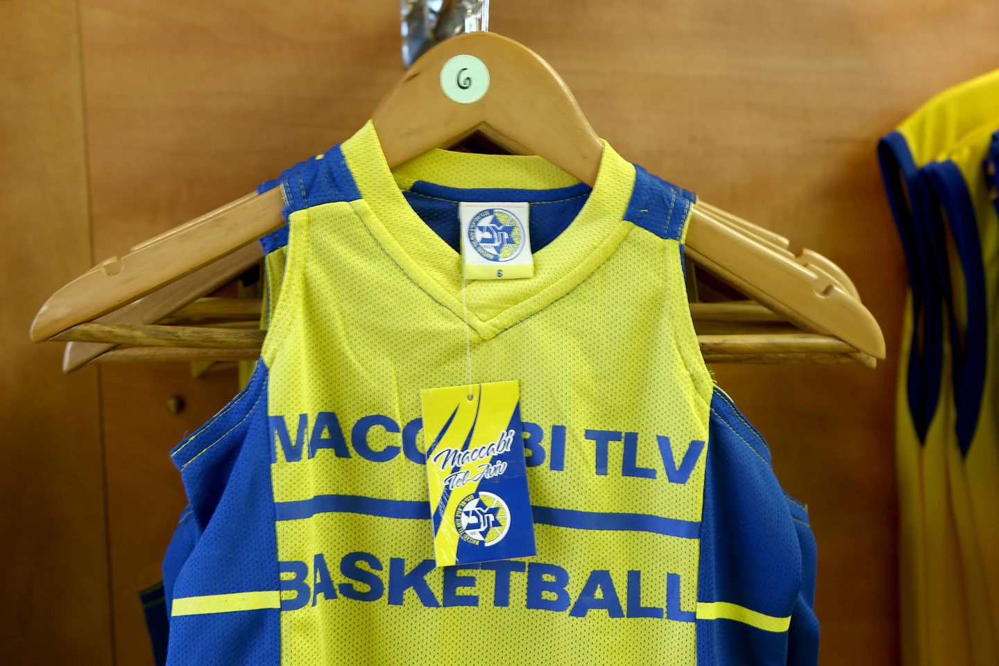  Arenoje, kuri tarsi persidažė Europos čempionato spalvomis, liko vietos šeimininkės „Maccabi“ ekipos potėpiams.<br> G.Šiupario nuotr.