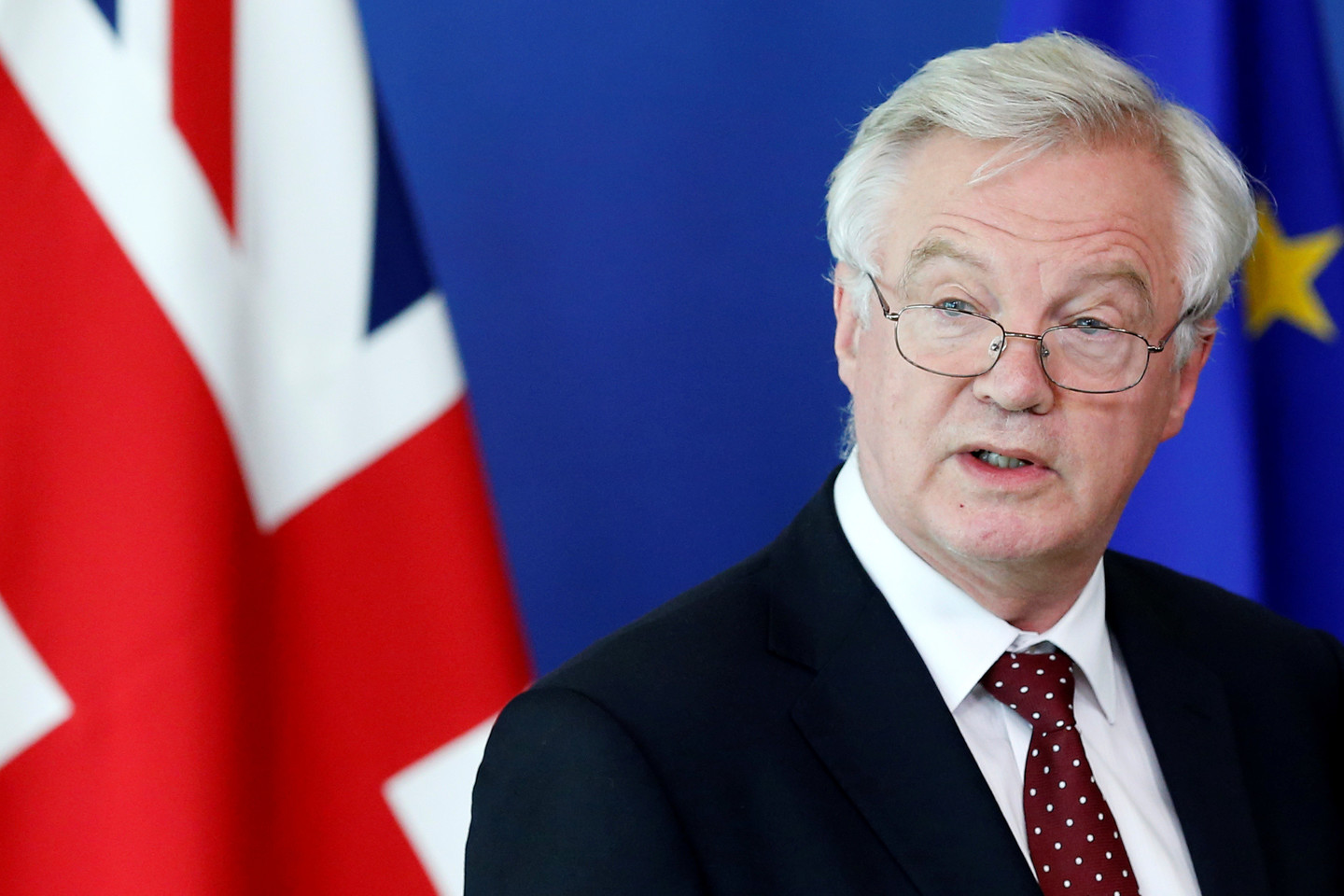 M.Barnier, buvęs Prancūzijos užsienio reikalų ministras ir ES komisaras, savo kolegą griežtai perspėjo, kad neseniai pateikti Britanijos poziciją apibrėžiantys dokumentai toli gražu nesumažina nuomonių skirtumų.