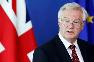 Iš ES vyriausiojo „Brexit“ derybininko rimti raginimai Britanijai