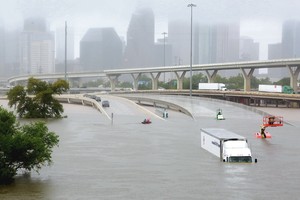 Iš Teksasą talžančios stichijos spąstų neišvaduoja net gelbėtojai