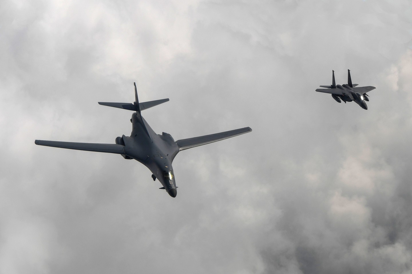  Pietų Korėjos naikintuvai praktikavosi sunaikinti Šiaurės Korėjos lyderius.<br> AFP/„Scanpix“ nuotr.