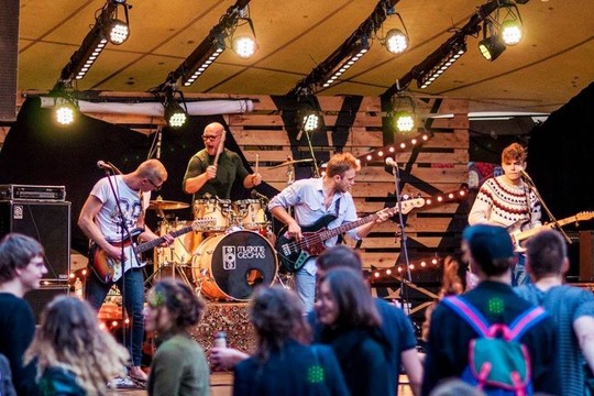 Antradienio vakarą „LRT Opus terasoje“ – rokenrolas su grupe „Basi“