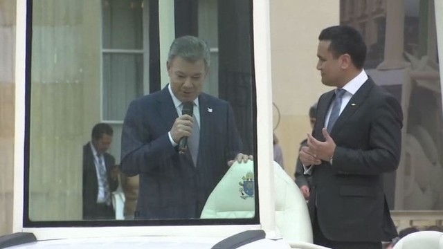 Kolumbijos prezidentas pristatė popiežiui skirtą „papamobilį“