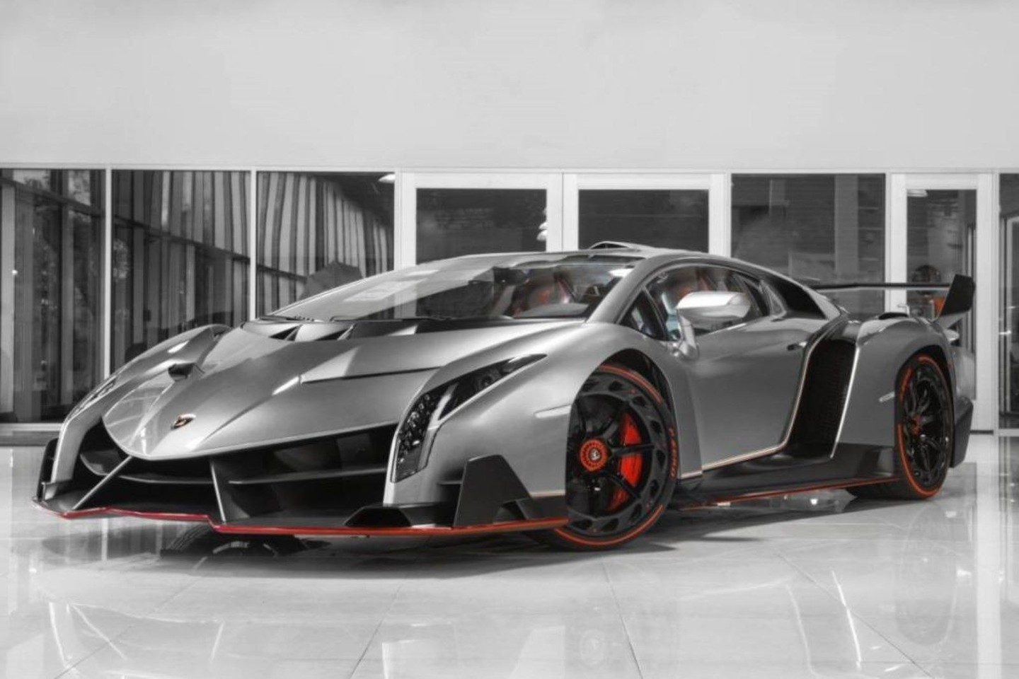 Vos 180 kilometrų pravažiavęs „Lamborghini Veneno“ parduodamas už 8 mln. eurų. <br>Mobile.de nuotr.