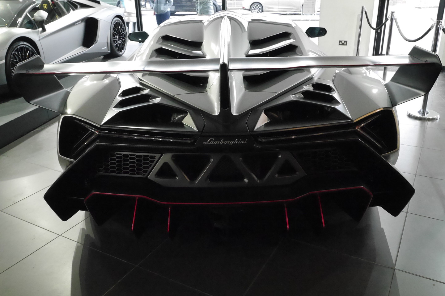 Vos 180 kilometrų pravažiavęs „Lamborghini Veneno“ parduodamas už 8 mln. eurų. <br>newspress.co.uk nuotr.