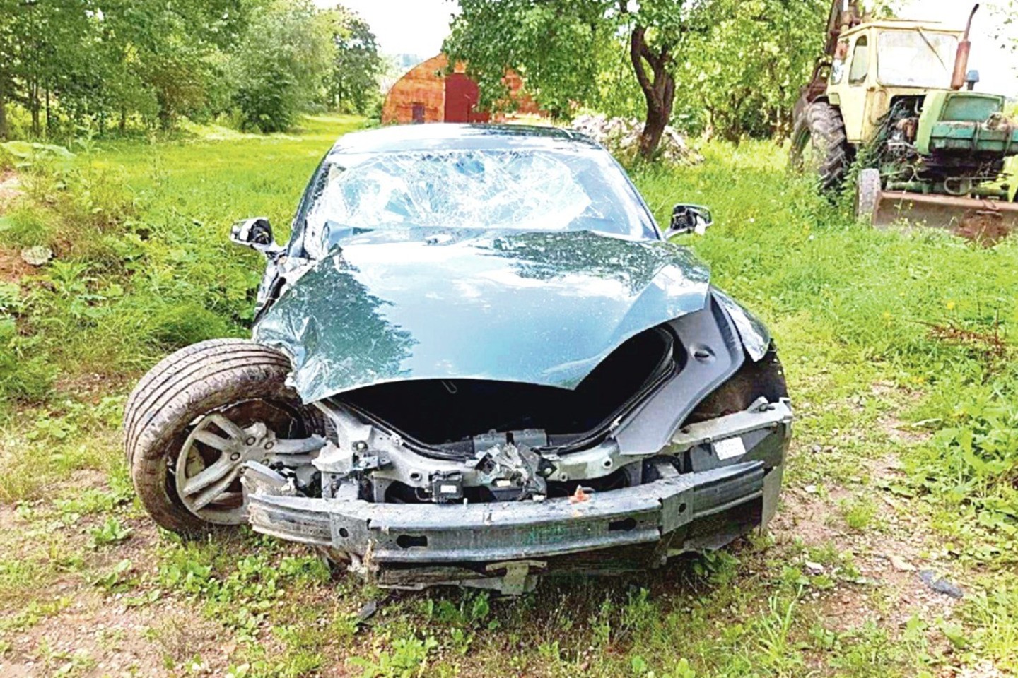 Kunigas nusprendė parduoti elektromobilį „Tesla“, kuriuo Utenos rajone pateko į avariją – rėžėsi į pakelės medį.