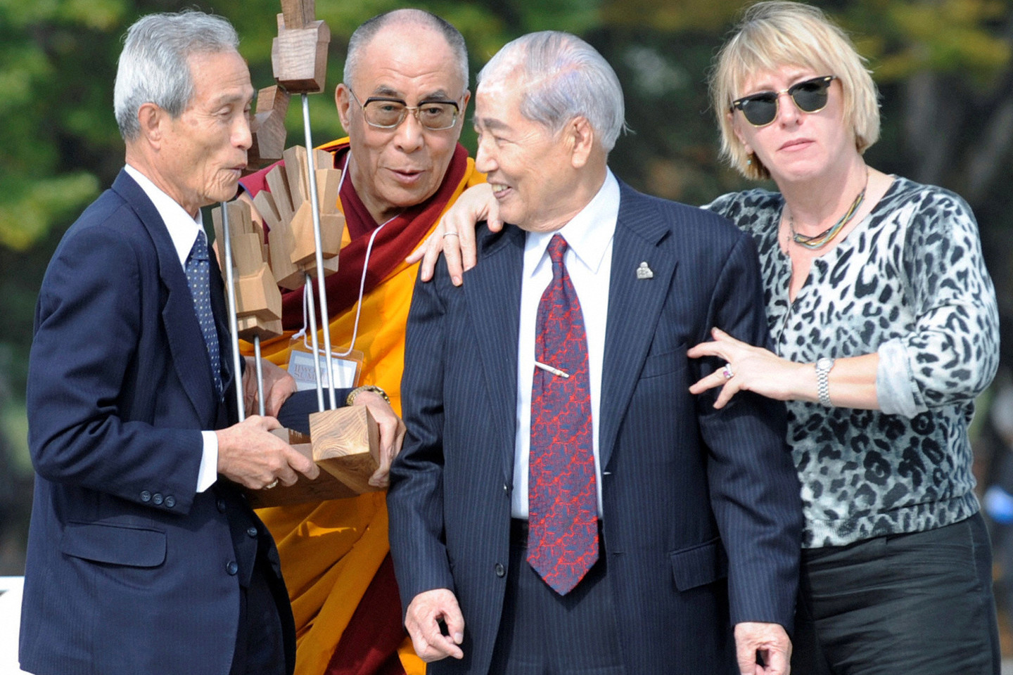  Sumiteru Taniguchi (antras iš dešinės) su Nobelio taikos premijos laureatu Dalai Lama (antras iš kairės). <br> „Reuters“/„Scanpix“ nuotr. 