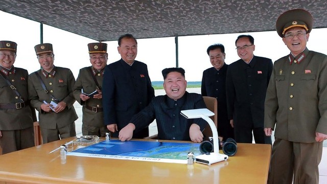 Šiaurės Korėja grasina: raketos paleidimas virš Japonijos yra pirmasis žingsnis