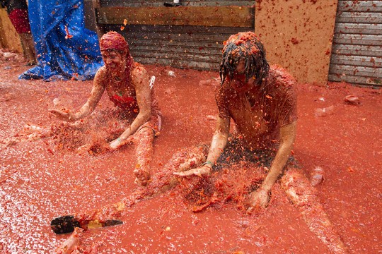 Ispanijoje tūkstančiai žmonių dalyvavo kasmetiniame pomidorų mūšyje