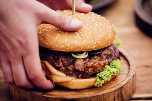 Vegetarams tai patiks: turtuoliai investuoja į dirbtinį maistą