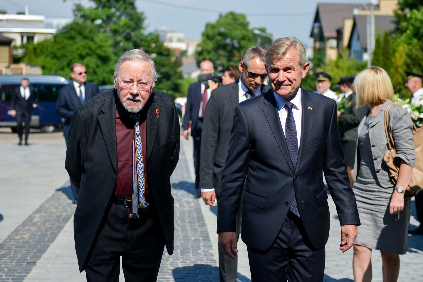  Seimo pirmininkas Viktoras Pranckietis įgėlė Vytautui Landsbergiui.<br> J.Stacevičiaus nuotr. 